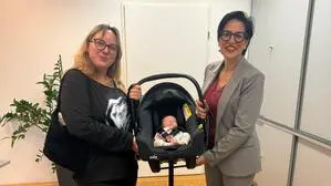 Schülerin Larissa Werner mit ihrer Tochter Aisa-Sophie und HTL-Direktorin Silke Bergmoser