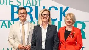 Mit der Gemeinderatswahl im März verlor die SPÖ in Bruck erstmals seit 80 Jahren den Bürgermeistersessel. Aktuell regiert Schwarz-Blau mit Susanne Kaltenegger (ÖVP) als Bürgermeisterin (Mitte) – mit den Vizebürgermeistern Raphael Pensl (FPÖ) und Andrea Winkelmeier (SPÖ)