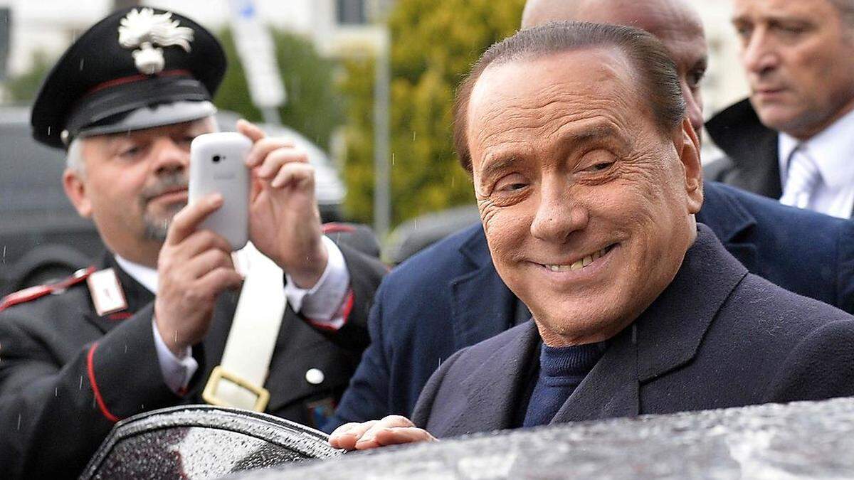 Berlusconi nennt Bedingungen für sein Angebot an Renzi.