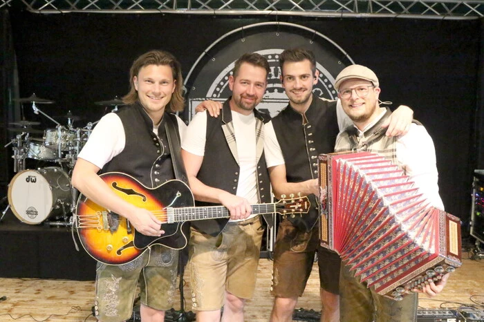 Zur Musik der „Combo“ (Foto) und der „Kärntner Buam“ waren die großteils jungen Besucher nicht mehr auf den Sitzen zu halten. 