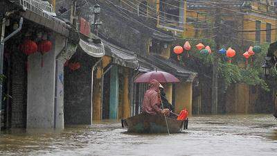 Schwere Überschwemmungen nach Taifun &quot;Damrey&quot; in Vietnam 