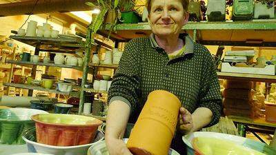Gemeinsam mit ihrem Mann Horst Peter produziert Gerhild Polzer Gebrauchsgegenstände aus Keramik 