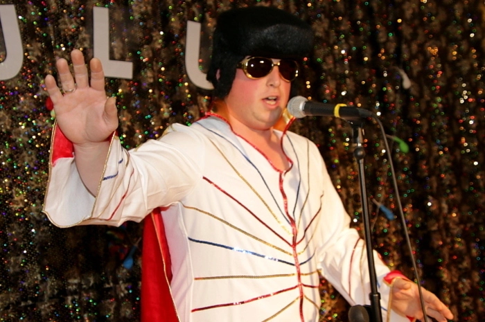Die Mitwirkenden bieten Musikshow und Sketches. Da sind Elvis Presley und die amerikanische Rocksängerin Joan Jett dabei, der Gemeindereparierer nimmt die Kommunalpolitik aufs Korn, und bei einer Eheberatung kann man sich fachkundige Hilfe holen.