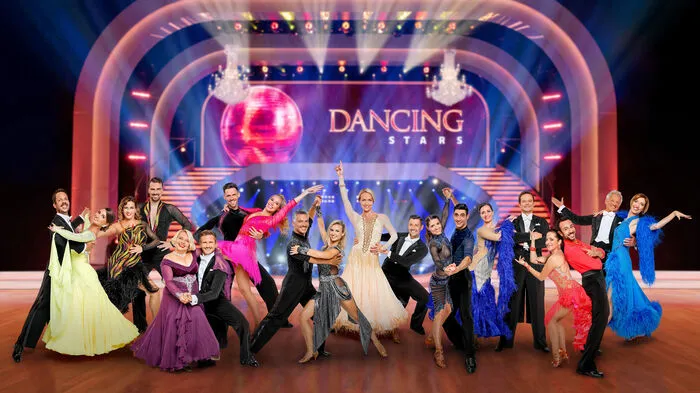 Per Photoshop im ORF-Ballroom: Bernhard Kohl & Vesela Dimova, Niko Niko & Manuela Stöckl, Margarethe Tiesel & Michael Kaufmann, Nina Kraft & Stefan Herzog, Faris Rahoma & Kati Kallus, Jasmin Ouschan & Florian Gschaider, Kristina Inhof & Dimitar Stefanin, Otto Konrad & Lenka Pohoralek, Caroline Athanasiadis & Danilo Campisi, Boris Bukowski & Julia Burghardt.