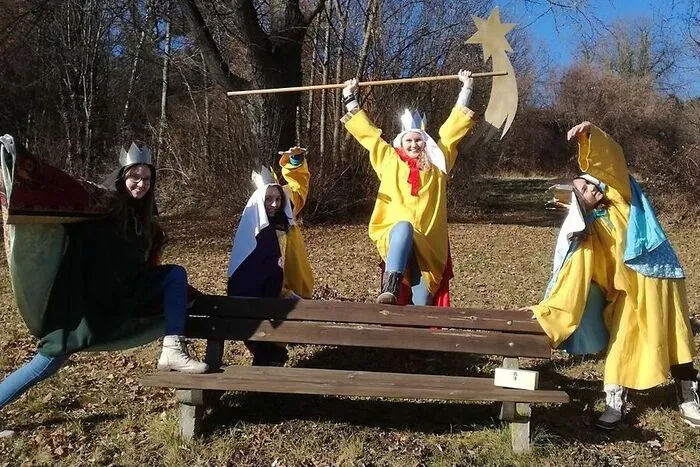 Silvia, Theresa, Anja und Michaela sind im „echten“ Leben eine Firmgruppe. Hier entspannen sie nach den Anstrengungen mit „Sternsinger-Yoga“.