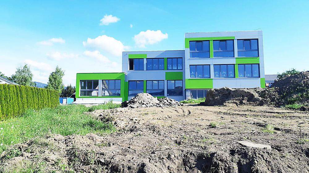 Das neue Bildungszentrum in Preitenegg, die Außenanlage wird noch fertiggestellt 