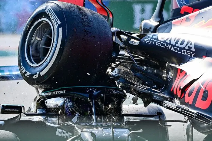 12. September, Formel 1-Grand Prix in Monza: Max Verstappen kollidiert mit Lewis Hamilton (unten). 