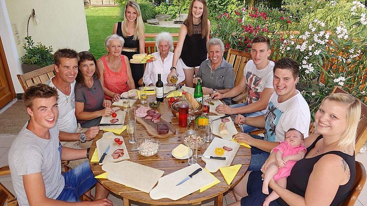 Die fünf Generationen der Familie Mauthner, die gemeinsam in Mitterdorf wohnen, bei einer gemütlichen Jause