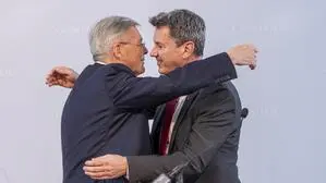 Emotional und freundschaftlich: der scheidende Landeshauptmann Peter Kaiser und sein Nachfolger Daniel Fellner