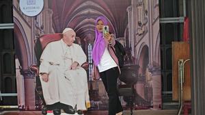 Papst fliegt nach Indonesien | Auch diese Muslimin in Jakarta freut sich schon auf den Besuch von Franziskus