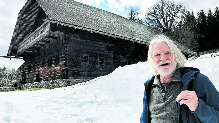 Im Kluppeneggerhof wurde „Peterl“ im Juli 1843 als erstes von sieben Kindern geboren. Und von hier startete er einst seine jährliche Christmettenwanderung nach St. Kathrein. Ja, und wenn man nicht im Kluppeneggerhof geboren wurde, muss man dort erst einmal hinkommen. Und das geht nur zu Fuß – vom Parkplatz der Waldschule circa eine halbe Stunde lang bergauf. Mein wegkundiger Begleiter Jakob Hiller ist sowohl älter als auch schneller als ich.