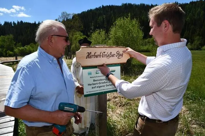  Der erneuerte Steg wurde nun nach dem verstorbenen Bürgermeister Herbert Grießer benannt und als „Herbert-Grießer-Steg“ seiner Bestimmung übergeben.