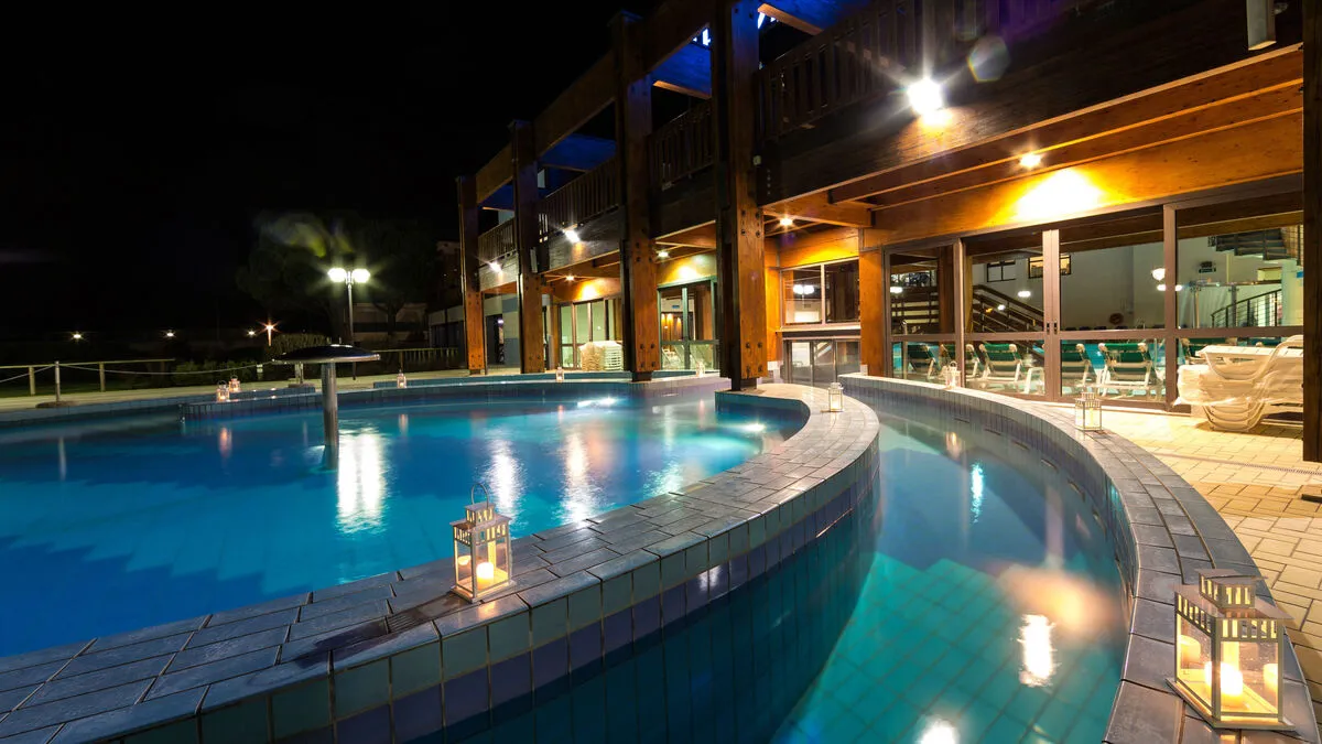 Großzügige In- und Outdoorpools im SPA- und Wellnessbereich