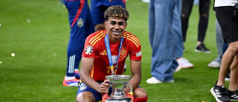 Fussball Euro 2024 Finale 14.07.2024 Spanien - England JUBEL Spanien mit EM Pokal Lamine Yamal, bester Nachwuchsspieler des Tuniers *** Football Euro 2024 Final 14 07 2024 Spain England CHEERS Spain with European Championship trophy Lamine Yamal, best young player of the tournament