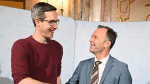 Kay-Michael Dankl (KPÖ Plus) und Vizebürgermeister Bernhard Auinger anlässlich der Trendrechnung der Gemeindevertretungs- und Bürgermeisterwahl in Salzburg 