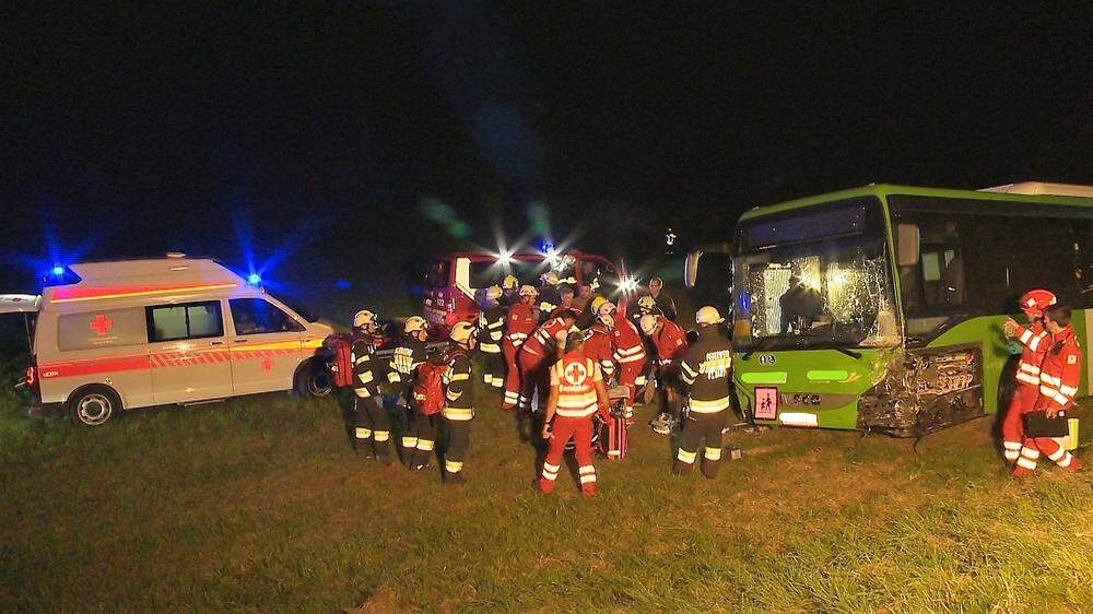 Bilder nach dem Unfall mit einem Linienbus, verursacht von einem betrunkenen Pkw-Lenker