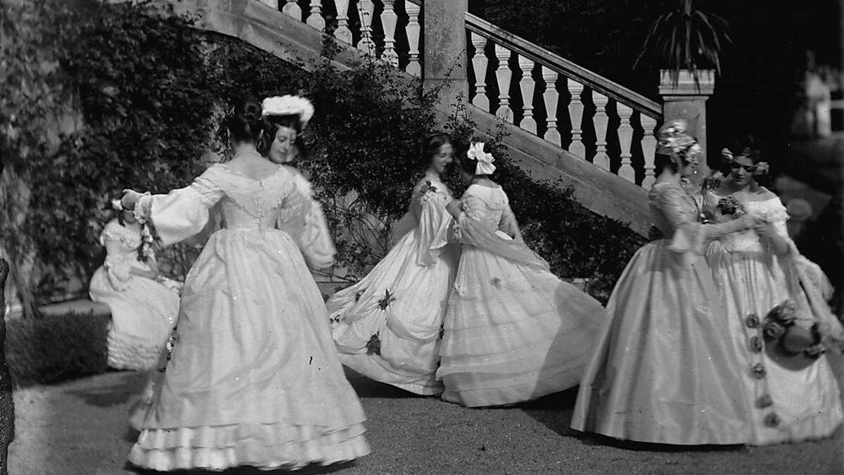 Junge Frauen lassen bei Gartenfest im Hause Wittgenstein die Biedermeier-Vergangenheit wieder aufleben (1903)