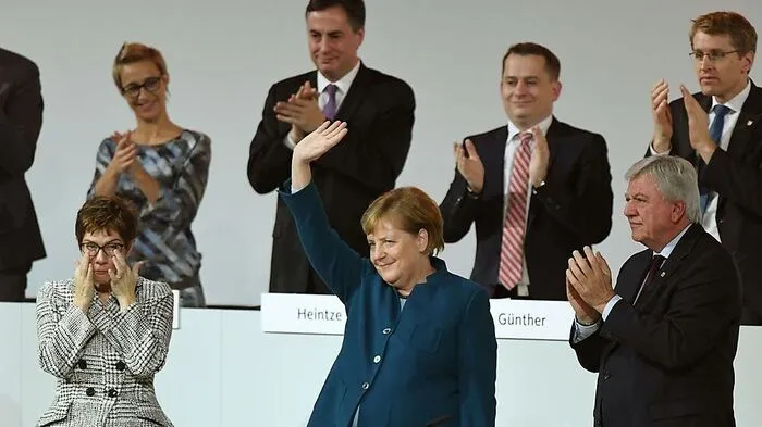 Die Partei verabschiedete Merkel mit stehenden Ovationen.