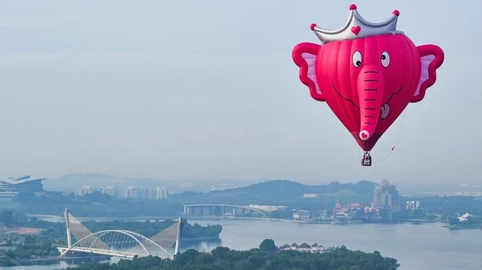 Lustige Gesichter und viele farbenprächtige Heißluftballons stiegen in Malaysia anlässlich des Ballon-Festivals in den Himmel.