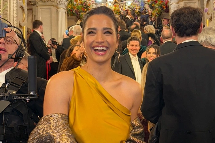 Moderatorin und Pocher-Ex Amira Aly entschied sich für ein Kleid aus dem heimischen Kleiderschrank. Doch wer ist der Designer? „Da muss ich mal ins Etikett schauen“, sagt sie auf die Frage der Moderatorin.