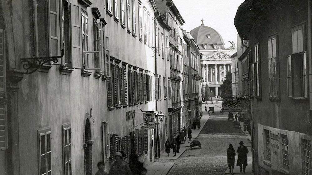 Die Burggasse in Graz wurde bereits im Mittelalter angelegt und führte einst entlang der Stadtmauer von der landesfürstlichen Burg hinunter