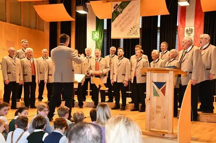Im Rahmen des Liederabends wurden Helmut Tschernig und Peter Peinhaupt für 40 Jahre aktive Sängertätigkeit vom Chorverband Steiermark mit Abzeichen und Urkunde geehrt.