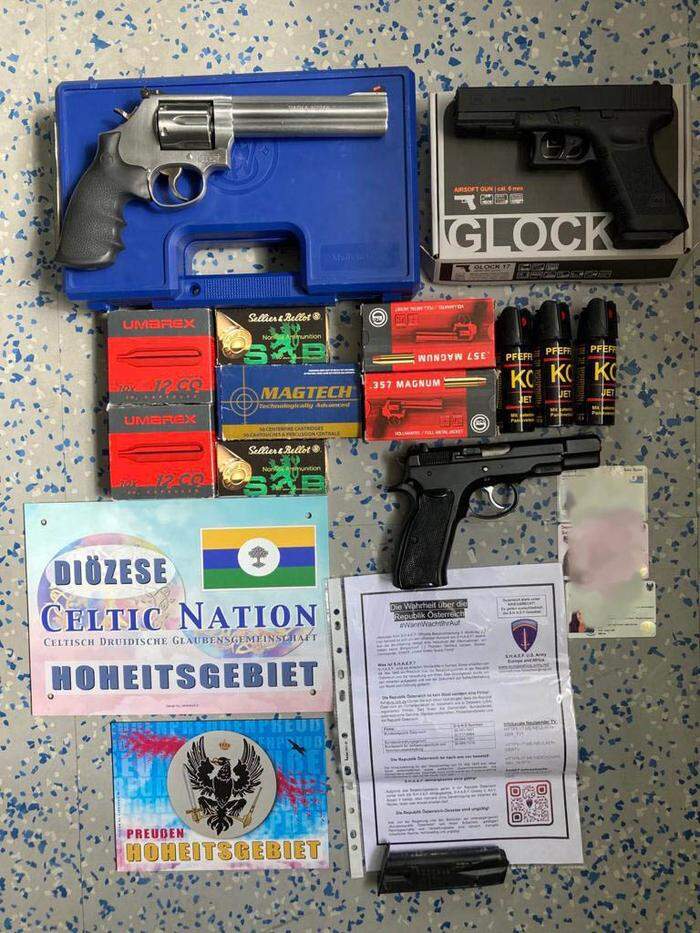 Zahlreiche Handfeuerwaffen wurden beschlagnahmt.