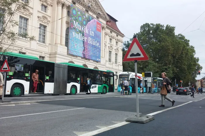 Glacisstraße. Das neue Hupferl zwischen Öffi-Haltestelle und Marktplatz soll die Sicherheit für Fußgänger erhöhen. Der geplante Zaun entlang der Haltestelle, um eine Querung für Fußgänger zu verhindern...