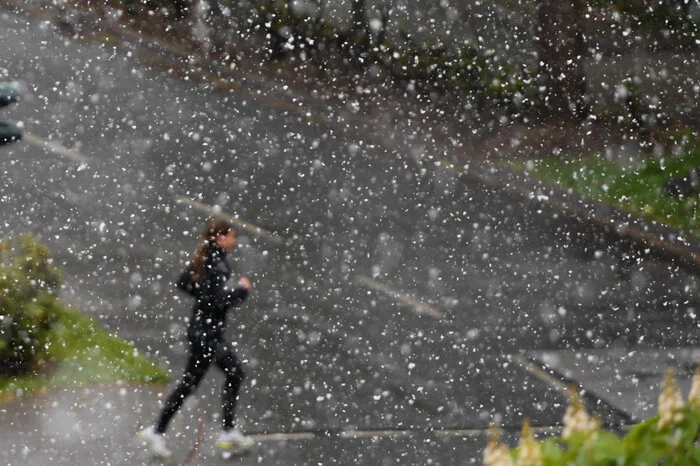 In Frankfurt kämpfte sich Mittwochfrüh eine Joggerin durch das Schneetreiben.