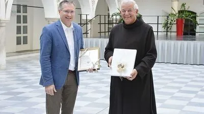 Bürgermeister Martin Kulmer (links) und Prior Paulus Kohler
