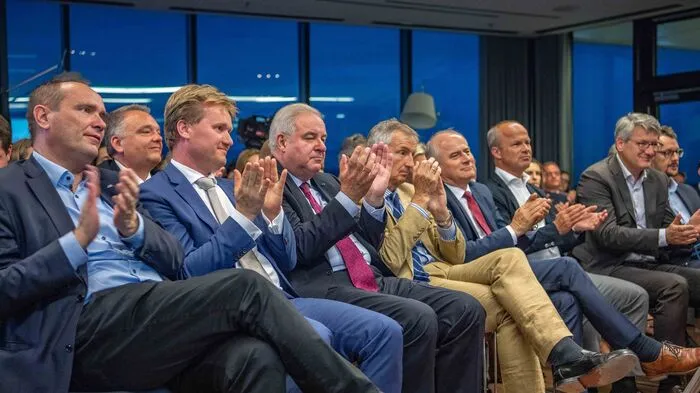 Unter den Gästen: Landeshauptmann Hermann Schützenhöfer, Landesrat Hans Seitinger, IV-Präsident Georg Knill, Martin Bartenstein und die Styria-Vorstände Markus Mair, Kurt Kribitz und Bernhard Kiener