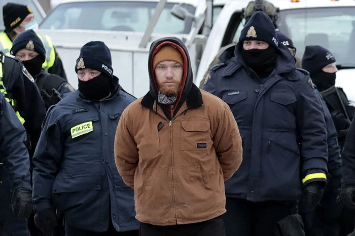 Lkw-Fahrer hatten ihre Blockade des für Wirtschaft und Pendler immens wichtigen Grenzübergangs trotz einer entsprechenden Gerichtsanordnung fortgesetzt.