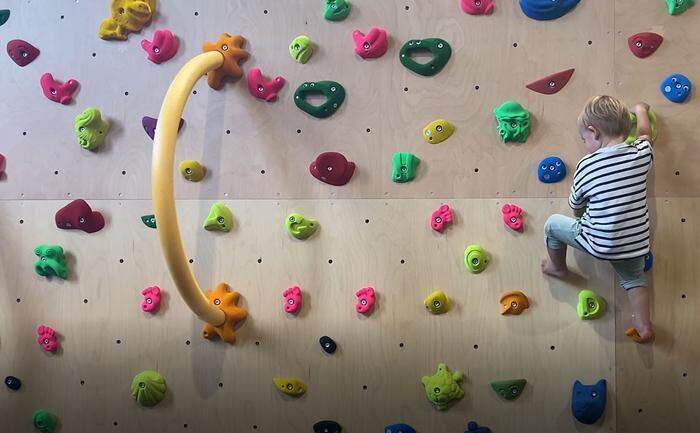 Jonathan Cancola testete die Kletterwand bereits aus