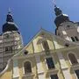 Ein Kirchturm der Basilika ist bereits eingerüstet 