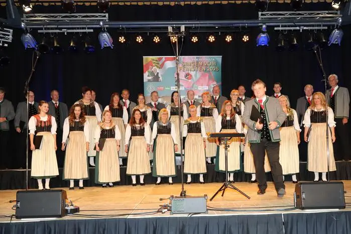 Der Singkreis Seltenheim unter Leitung von  Franz Josef Isak. 