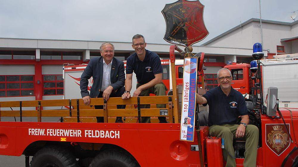 Die Kommandospitze der Feldbacher Feuerwehr, Peter Baptist und Luigi Pisano, mit Bürgermeister Josef Ober