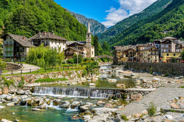 Nur rund 400 Einwohner zählt Fontainemore im Aostatal. Der Ort mit der malerischen Steinbrücke über den Fluss Lys und der Kirche Sant'Antonio ist ein wahres Idyll. 