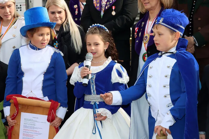 „Ihre Lieblichkeit“ und Prinz Schalkus XII. Der Höhepunkt des Faschingsweckens war erreicht, als das Geheimnis gelüftet wurde, welches Kinderprinzenpaar im Feldkirchner Fasching regiert. Das närrische Volk begrüßten „Ihre Lieblichkeit“ Tamara I. (Tamara Kohlweg) aus der 2A-Klasse und Prinz Schalkus XII. (Max Hauser) aus der 2C-Klasse der Volksschule Feldkirchen unter Leitung von Dir. Barbara Kullnig.    