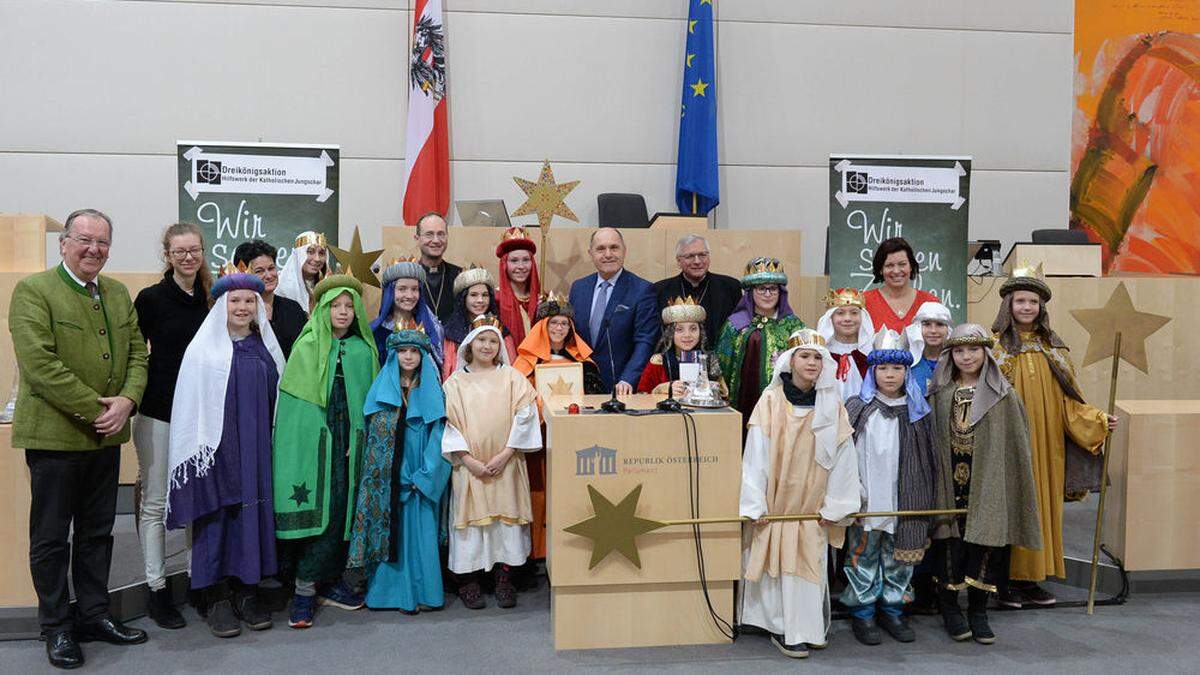 Die Sternsingergruppen aus Graz-St. Peter und Lind-Maßweg zu Gast im Parlament