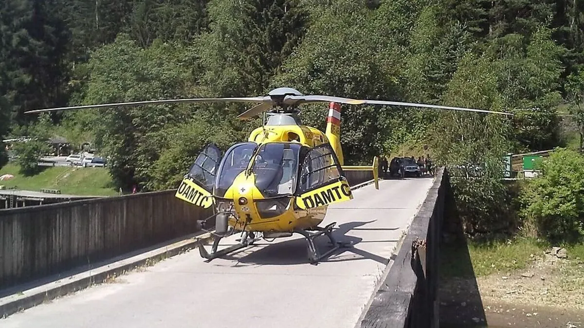 Das Team des Öamtc-Notarzthubschraubers C12 brachte den Patienten ins Spital