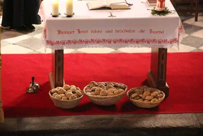 Bei der darauffolgenden Messe wurde das Brot gesegnet und anschließend vor der Kirche gemeinsam verzehrt.
