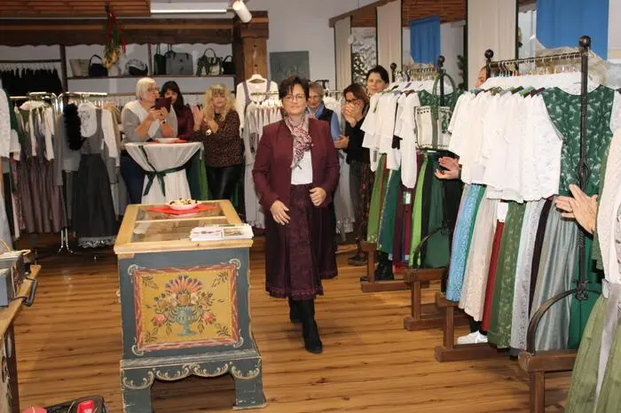 Höhepunkt des Tages waren zwei schwungvolle Modeschauen mit den neuesten Trachten-Modetrends und professionell präsentiert von Kunden und Kundinnen aus dem Hause Trachten Pachatz. 