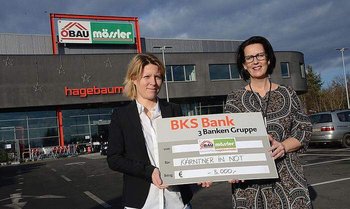 Claudia Wiedenbauer (Öbau Mössler, links im Bild) übergibt den Scheck an Danja Santner (Kleine Zeitung Villach)