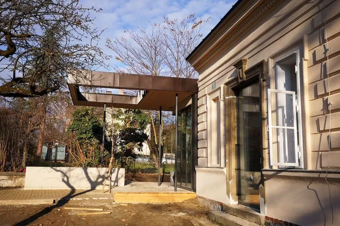 Es galt, das eingeschoßige Kutscherhaus aus dem 19. Jahrhundert zu restaurieren und – um zwei unabhängige Wohneinheiten zu erhalten – zu erweitern.