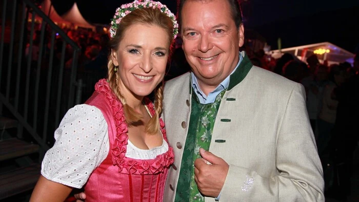 Samstagabend fand in St. Oswald die 22. "Wenn die Musi spielt" statt. Ein gut gelaunter Arnulf Prasch führte mit Ko-Moderatorin Stefanie Hertel gewohnt souverän durch den Abend.