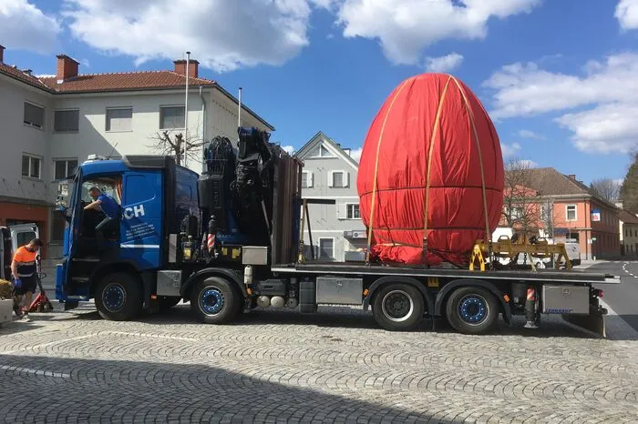 Das Holzosterei konnte noch rechtzeitig auf den Hauptplatz von Arnfels transportiert werden.