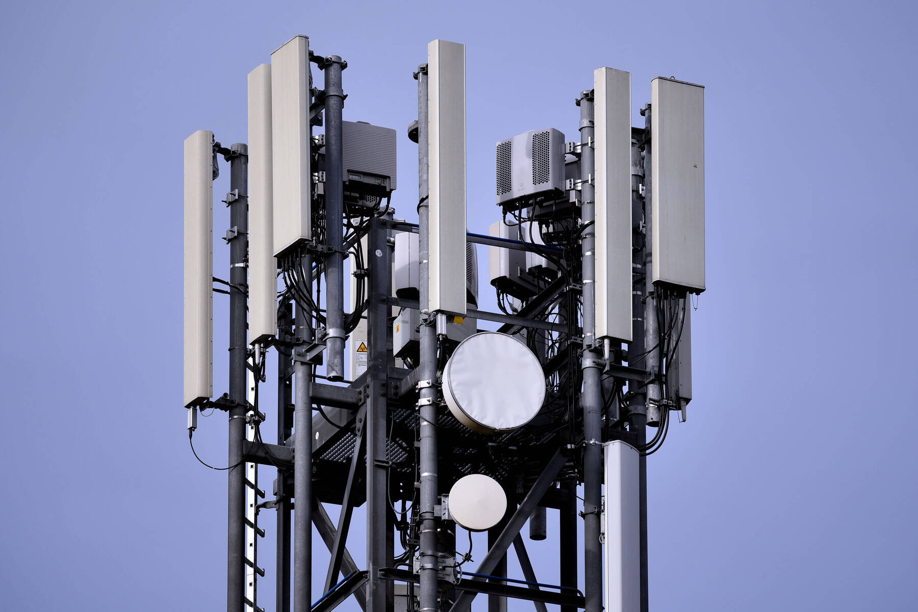 Antennen auf Gebäuden der russischen Vertretung in Wien abgebaut