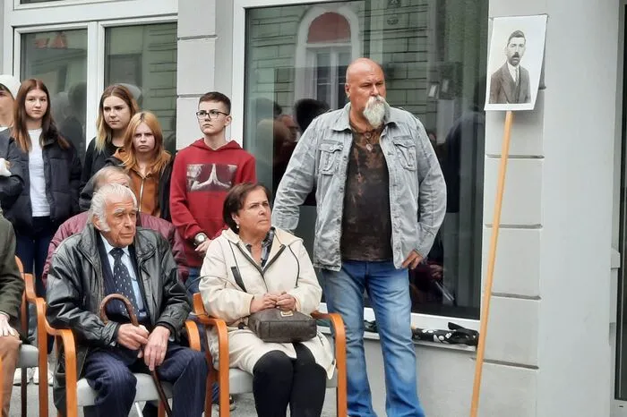 Seine Angehörigen wohnten der Feier bei: Sein Sohn (3.v.r.) war vier Jahre alt, als Alois Wagner hingerichtet wurde. Wagners Enkelsohn (rechts) durfte den Stolperstein symbolisch verlegen.