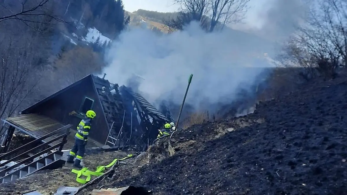 Die Flammen setzten auch Holzstapel, eine Selchhütte und sogar auf den Dachstuhl eines Wohnhauses in Brand