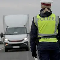Polizeibeamtin kontrolliert Verkehr (Sujetfoto)